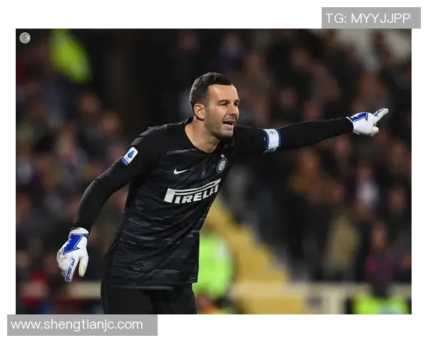 汉达诺维奇助攻帕罗蒂,曼联客场2-1力擒沃特福德,书写英超经典战役 汉达诺维奇助攻帕罗蒂,曼联客场2-1力擒沃特福德,书写英超经典战役