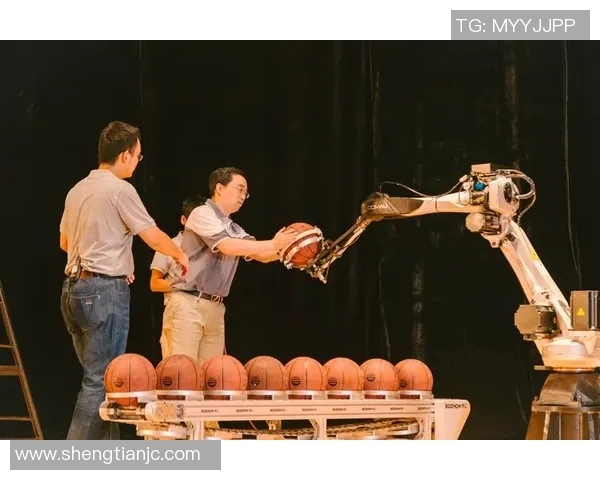 林书豪现身南京大学校园参加篮球互动活动，受到学生热情欢迎